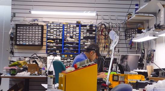 Le Centre de Reparation Electronique du Quebec / [[Quebec's Electronic Repair Center]]